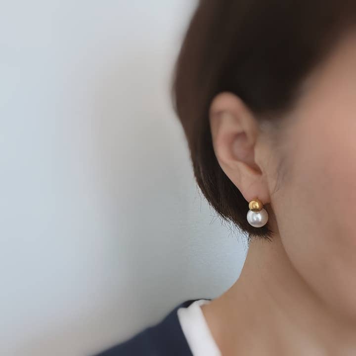 Gold Stud Earrings with Pearl - Susan